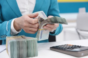 Lãi suất tiết kiệm giảm mạnh, đã đến lúc xuống tiền đầu tư BĐS?