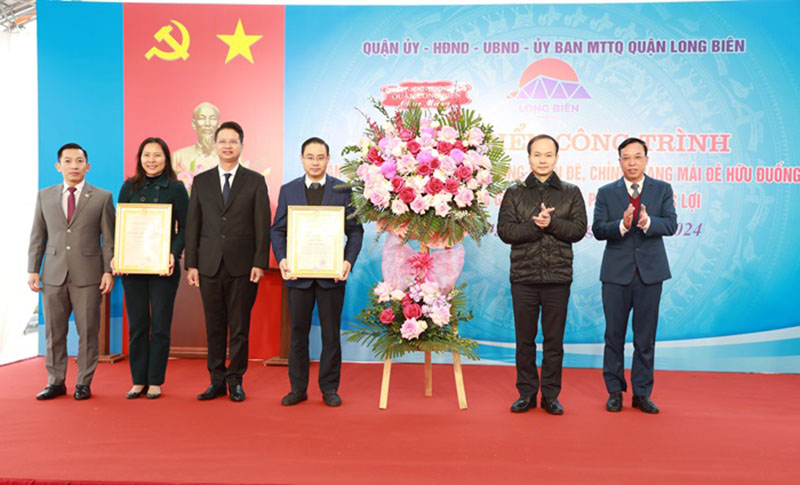 thuyan-net-quan-long-bien-to-chuc-gan-bien-cong-trinh-duong-de-noi-tu-cau-duong-den-cau-phu-dong-2.jpg