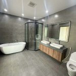 Cần bán 130m2 x 8 tầng, tòa nhà văn phòng, kinh doanh tại mặt Phố Nguyễn Văn Cừ - Gần cầu Chương Dương