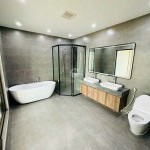 Cần bán 130m2 x 8 tầng, tòa nhà văn phòng, kinh doanh tại mặt Phố Nguyễn Văn Cừ - Gần cầu Chương Dương