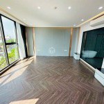 Cần bán 130m2 x 8 tầng, tòa nhà văn phòng, kinh doanh tại mặt Phố Nguyễn Văn Cừ - Gần cầu Chương Dương