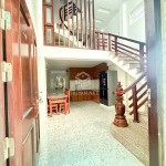Cần bán 30m2 nhà 4 tầng cách 30m ra mặt phố Giang Biên. Đường trước nhà rộng 2,5m, sau nhà có khe thoáng