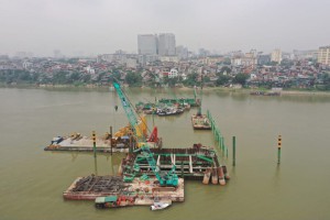 Cầu Trần Hưng Đạo tăng tốc thi công, bất động sản Long Biên hưởng lợi
